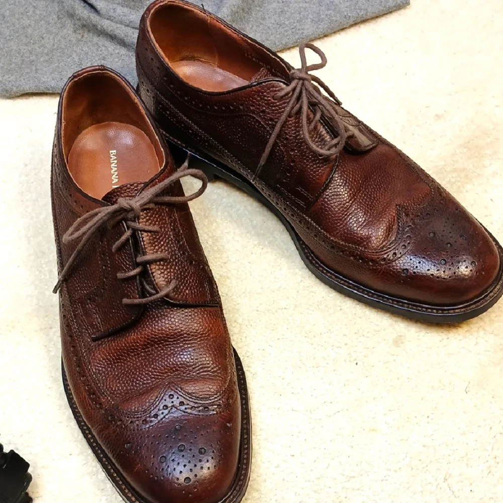 Banana Republic Men's Brown Leather wingtip oxfords. size 10